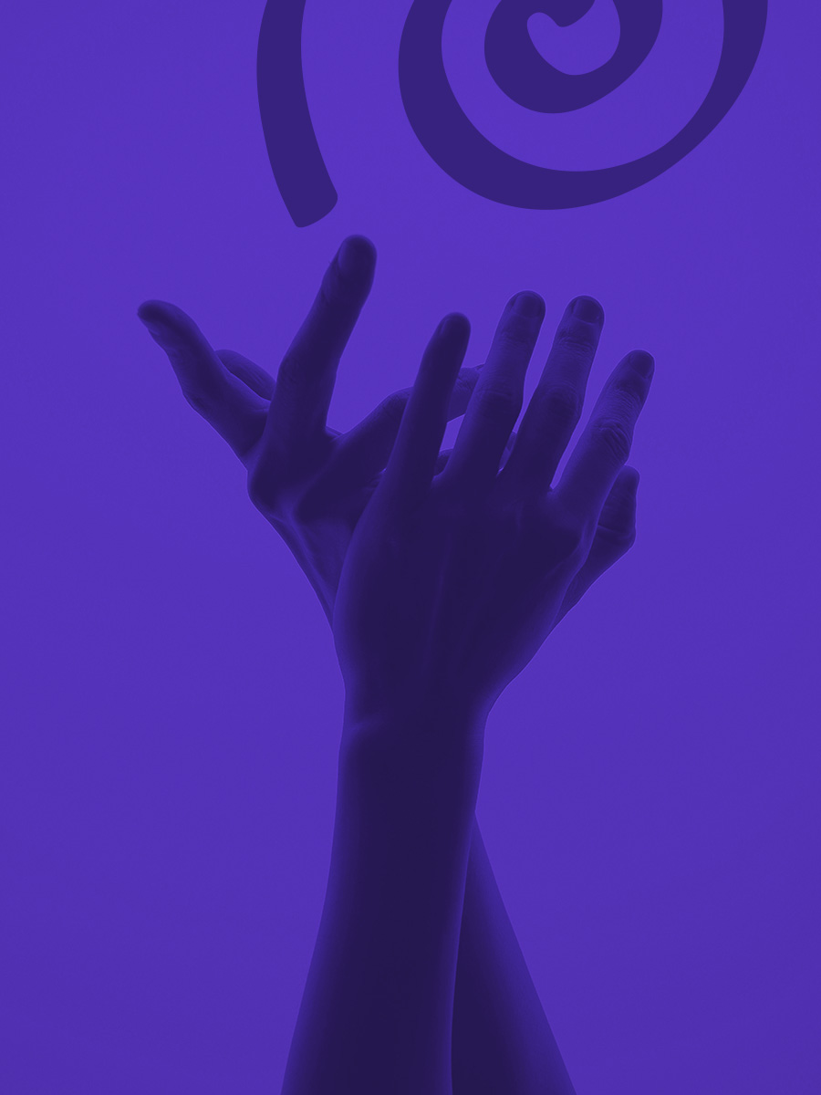 Main en mouvement dans une spirale indigo symbolisant la mémoire corporelle en psychanalyse corporelle