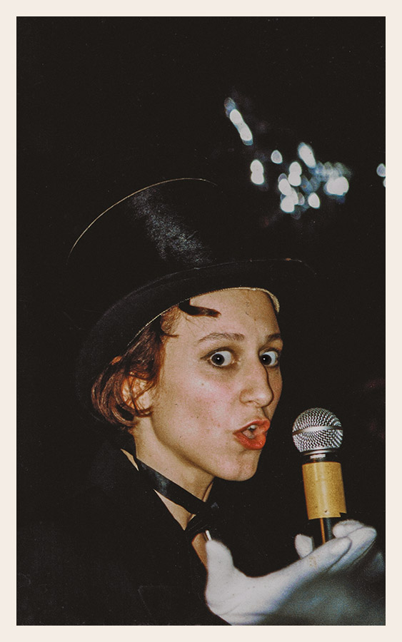 Catherine Legrand portant un chapeau melon, micro à la mainCatherine Legrand portant un chapeau melon, micro à la main