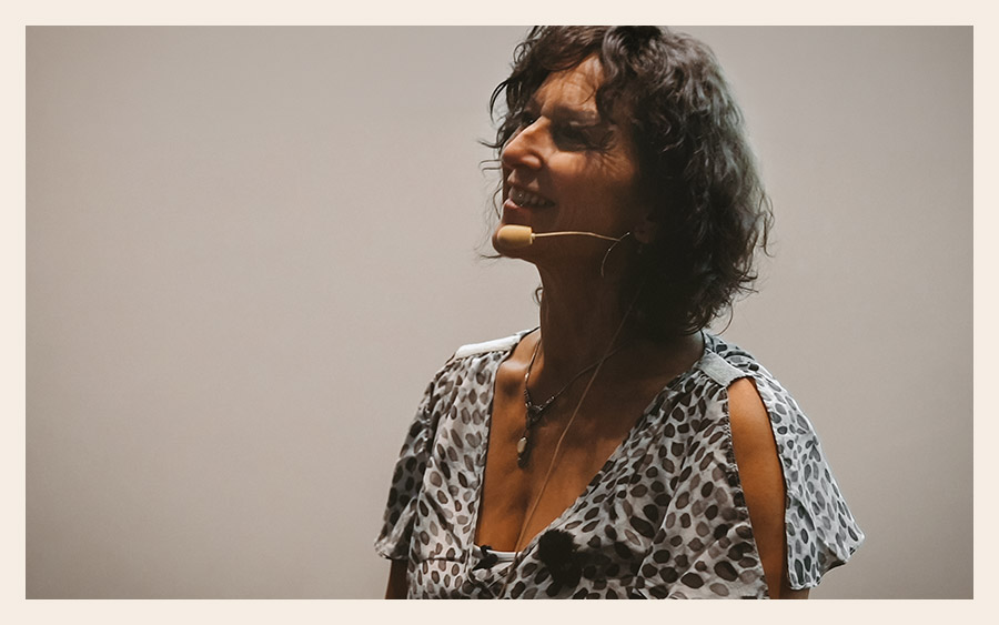 Catherine Legrand en train d'animer une conférence