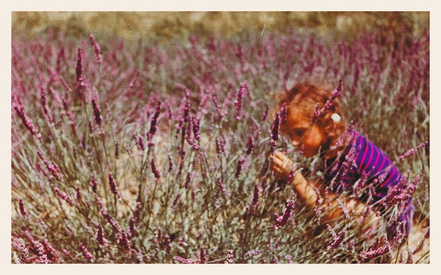 Catherine Legrand enfant cherchant dans les fleurs