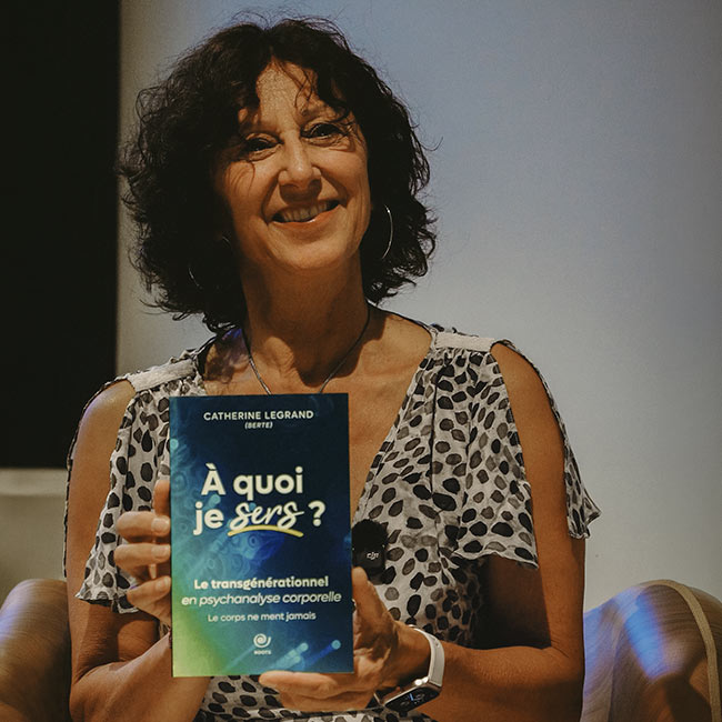 Catherine Legrand présentant son livre "A quoi je sers ?" sur le transgénérationnel