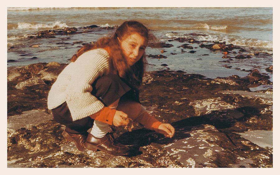 Catherine Legrand adolescente explorant le bord de mer