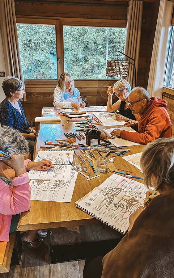 Participants écrivant leur livre autour d’une table