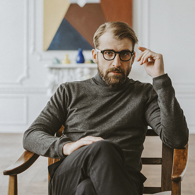 Thérapeute en posture de réflexion dans son cabinet