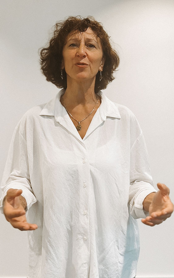 Catherine Legrand avec les mains vers l'avant